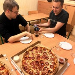 chłopiec nalewa napój