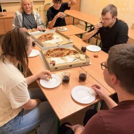 dzieci jedzą urodzinową pizze