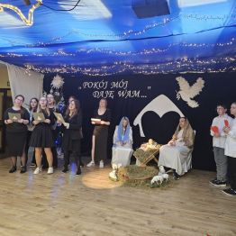 Uczniowie na scenie śpiewają kolędy