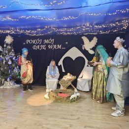 Uczniowie odgrywają rolę Trzech Króli