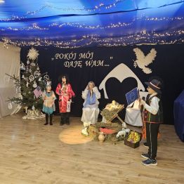 Dzieci na scenie odgrywają swoje role w przedstawieniu jasełkowym