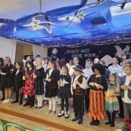 Wszyscy aktorzy na scenie w scenie finałowej