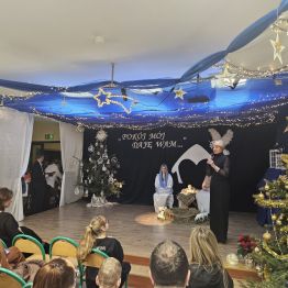 Pani Dyrektor przemawia po przedstawieniu na scenie