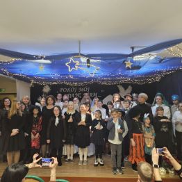 Pamiątkowe zdjęcie wszystkich aktorów i opiekunów na scenie