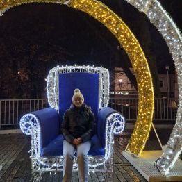 Wychowanka pozuje na świątecznym tronie na ulicy Sienkiewicza w Kielcach