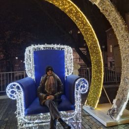 Wychowanka pozuje na świątecznym tronie na ulicy Sienkiewicza w Kielcach