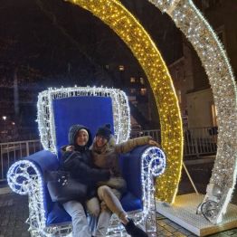 Wychowanki pozują na świątecznym tronie na ulicy Sienkiewicza w Kielcach