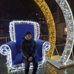 Wychowanek pozuje na świątecznym tronie na ulicy Sienkiewicza w Kielcach