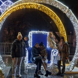 Wychowanki z wychowawcą pozują na świątecznym tronie na ulicy Sienkiewicza w Kielcach