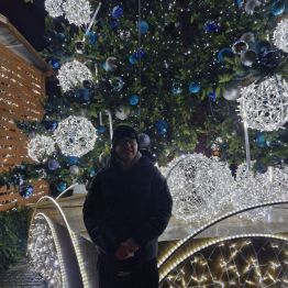 Wychowanek pozuje przy choince na Rynku w Kielcach