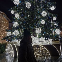 Wychowanek pozuje przy choince na Rynku w Kielcach