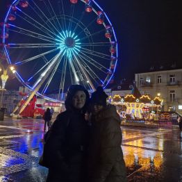 Wychowanki pozują na tle Diabelskiego Młynu