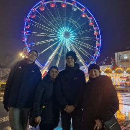 Wychowankowie z wychowawcami pozują przy Diabelskim Młynie