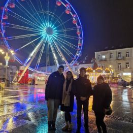 Wychowankowie z wychowawcami pozują przy Diabelskim Młynie