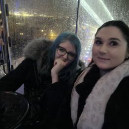 Wychowanka z wychowawcą na Diabelskim Młynie na Rynku w Kielcach