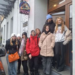 Grupa uczniów przed restauracją