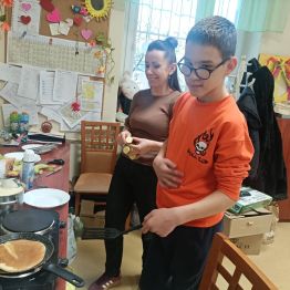 Uczeń "pod okiem" n-lki smaży pancakes.