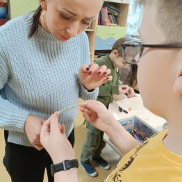 Uczeń wraz z n-lką czytają ciasteczkową wróżbę.