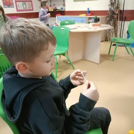 Chłopiec czyta swoją wróżbę.