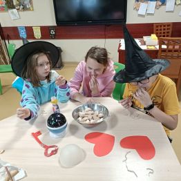 Uczniowe konsumują ciasteczka z wróżbą.