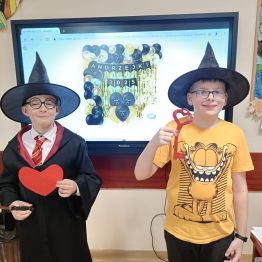 Chłopcy w strojach magów.