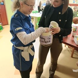 Uczennica losuje swoją wróżbę.