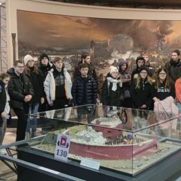 Dzieci stoją w muzeum