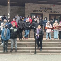 Dzieci stoją przed wejściem do muzeum