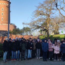 Dzieci stoją przed latarnią morską