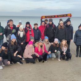 Dzieci stoją na plaży