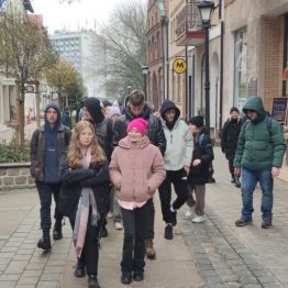 Dzieci spacerują ulicami miasta