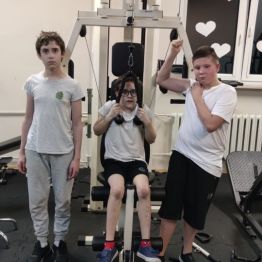 Chłopcy ćwiczą na siłowni