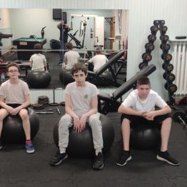 Chłopcy ćwiczą na siłowni