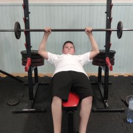 Chłopiec ćwiczy na siłowni