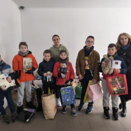 Uczniowie klas 1-3 podczas przekazania zebranych prezentów.