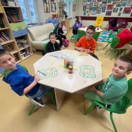 Uczniowie kroją banany.