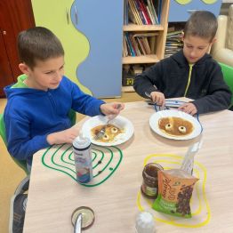 Chłopcy tworzą swoje kreatywne misie.