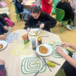 Uczniowie przygotowują i konsumują misiowe pancakes. 