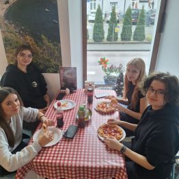 Grupa dziewcząt przy stole