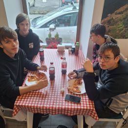 Grupa chłopców przy stole