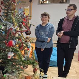 Grupa wychowanków wspólnie śpiewa kolędę.