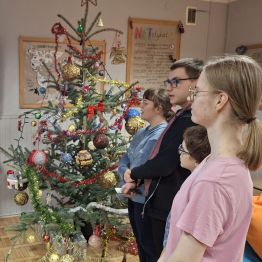 Grupa wychowanków wspólnie śpiewa kolędę.