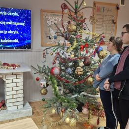 Grupa wychowanków wspólnie śpiewa kolędę.