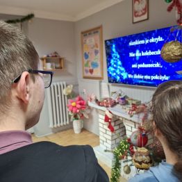 Grupa wychowanków wspólnie śpiewa kolędę.