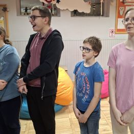 Grupa wychowanków wspólnie śpiewa kolędę.