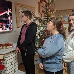 Dziewczynki i chłopiec wspólnie śpiewają kolędę.