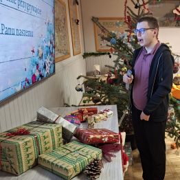 Chłopiec śpiewa kolędę.