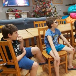 Dzieci oczekały na wyniki, a pani przeczytała testy z prawidłowymi odpowiedziami.