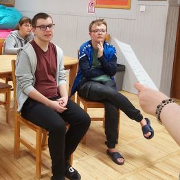 Dzieci oczekały na wyniki, a pani przeczytała testy z prawidłowymi odpowiedziami.