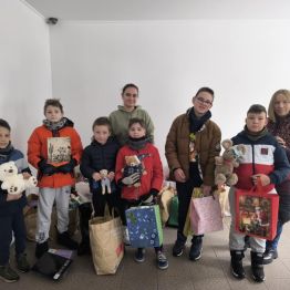 Uczniowie klas 1-3 podczas przekazania zebranych prezentów.